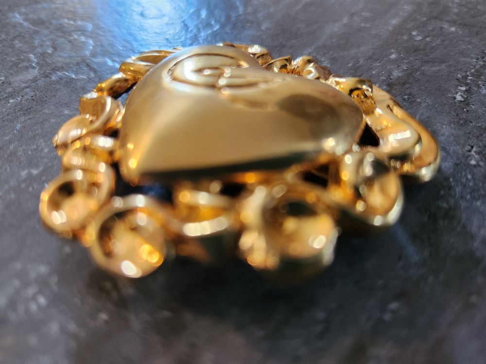 Broche coeur CL dor&eacute;e arabesque Christian LACROIX Bijoux et montres
