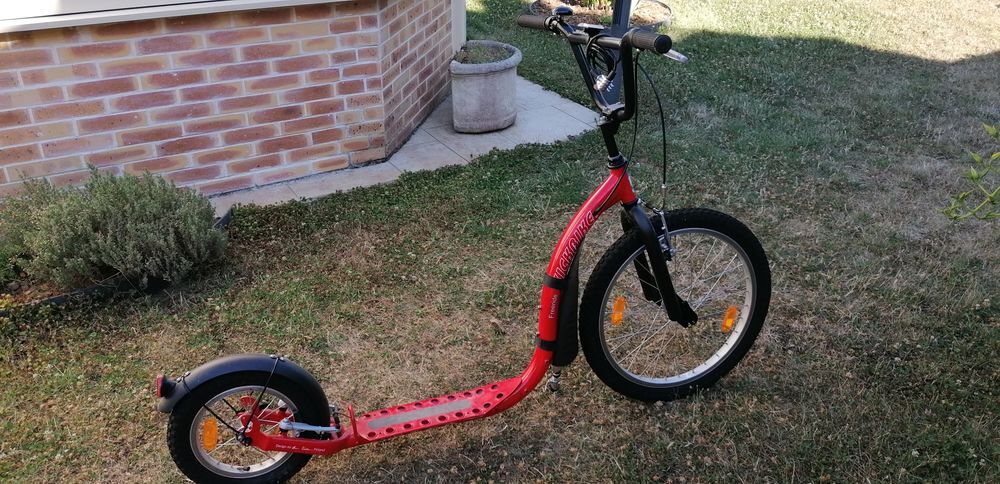 Patinette kickbike freeride rouge tr&egrave;s peu servie Jeux / jouets