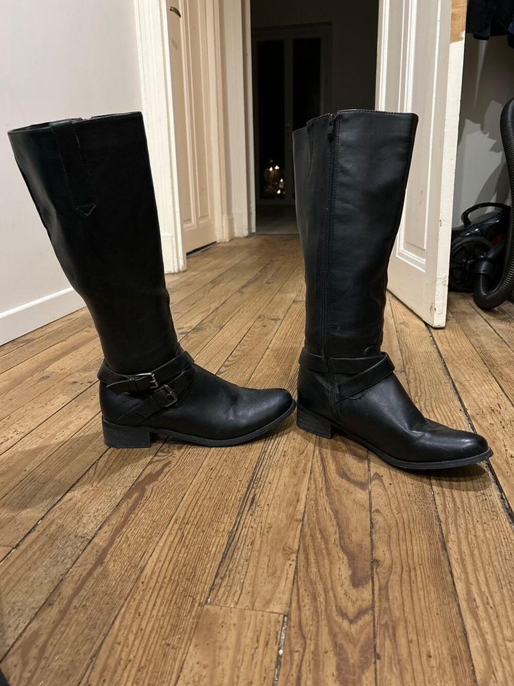bottes noires, taille 41 pas trop port&eacute;e Chaussures