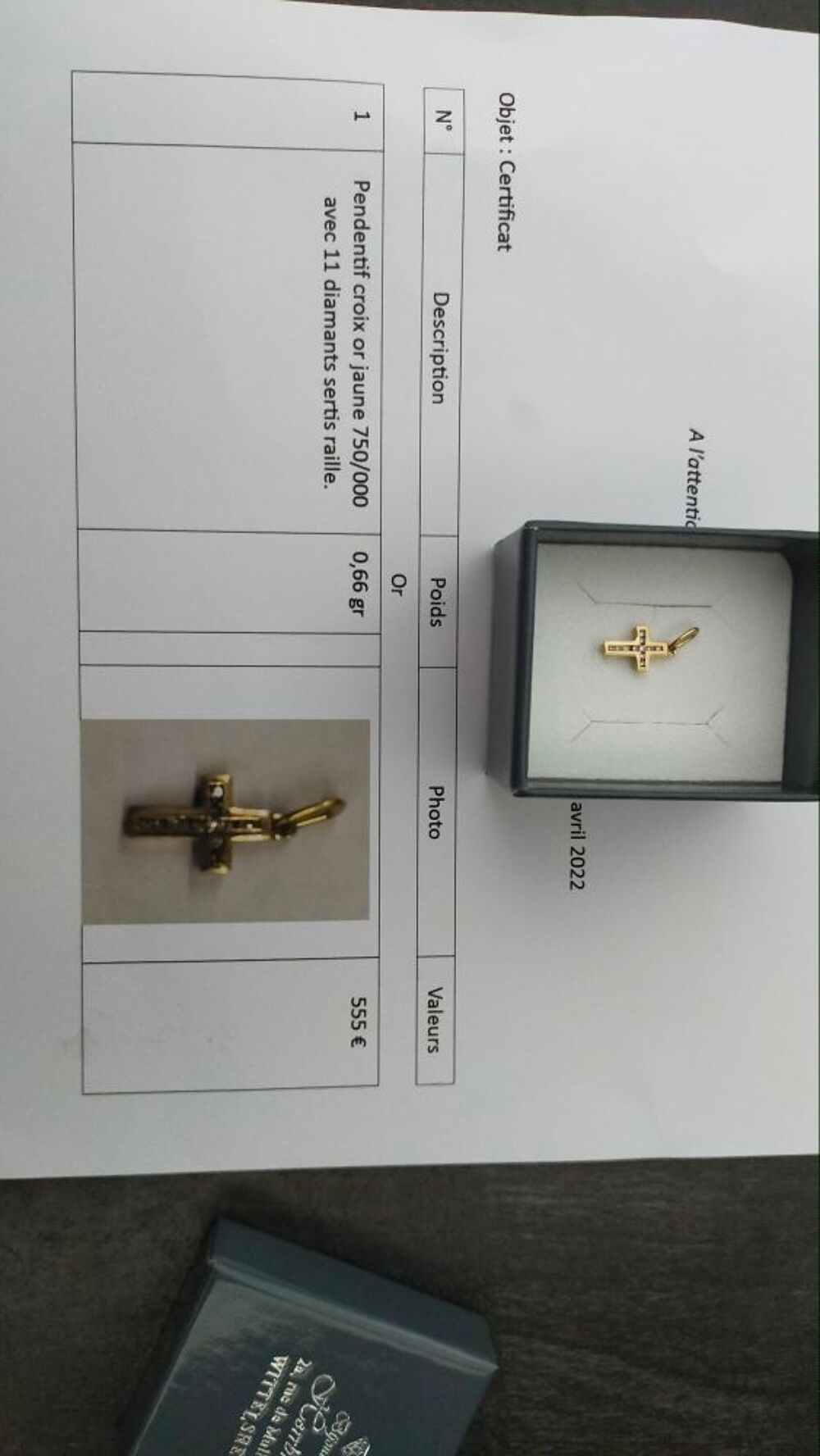 Tr&egrave;s belle petite croix or 750 et diamants. Bijoux et montres