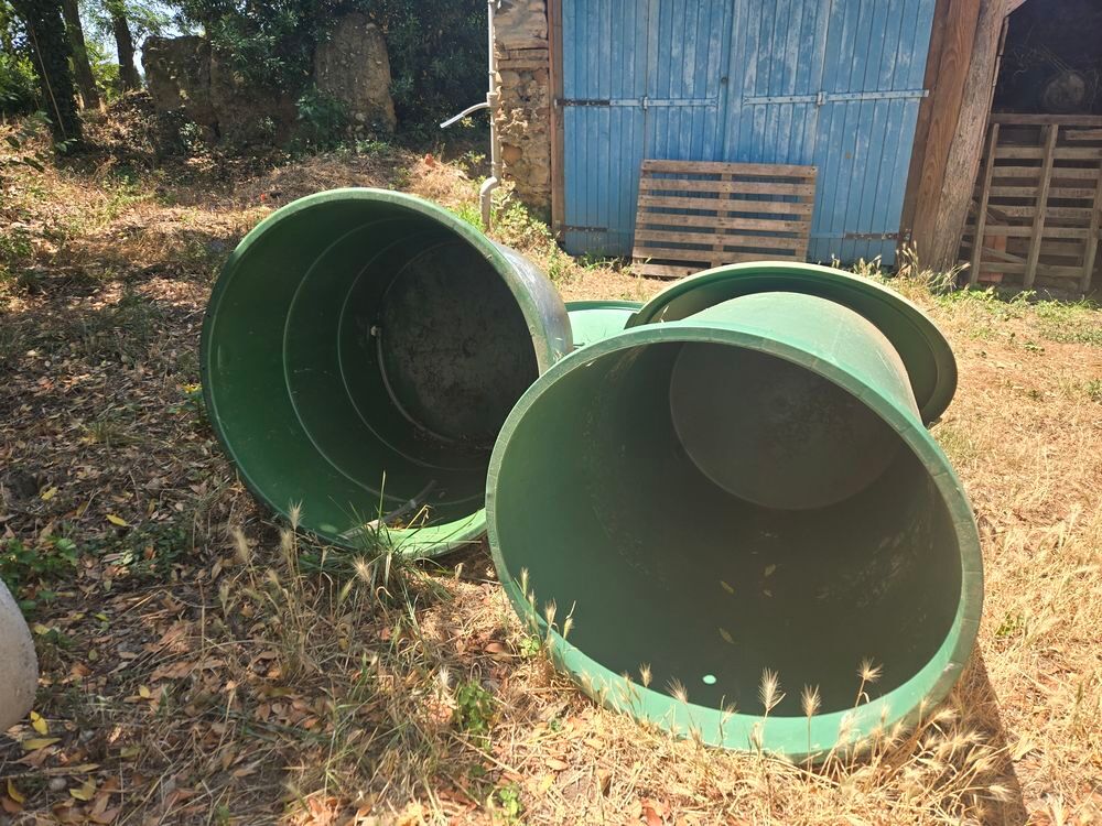 2 r&eacute;cup&eacute;rateurs d'eau de pluie cylindriques verts 500L et 40 Jardin