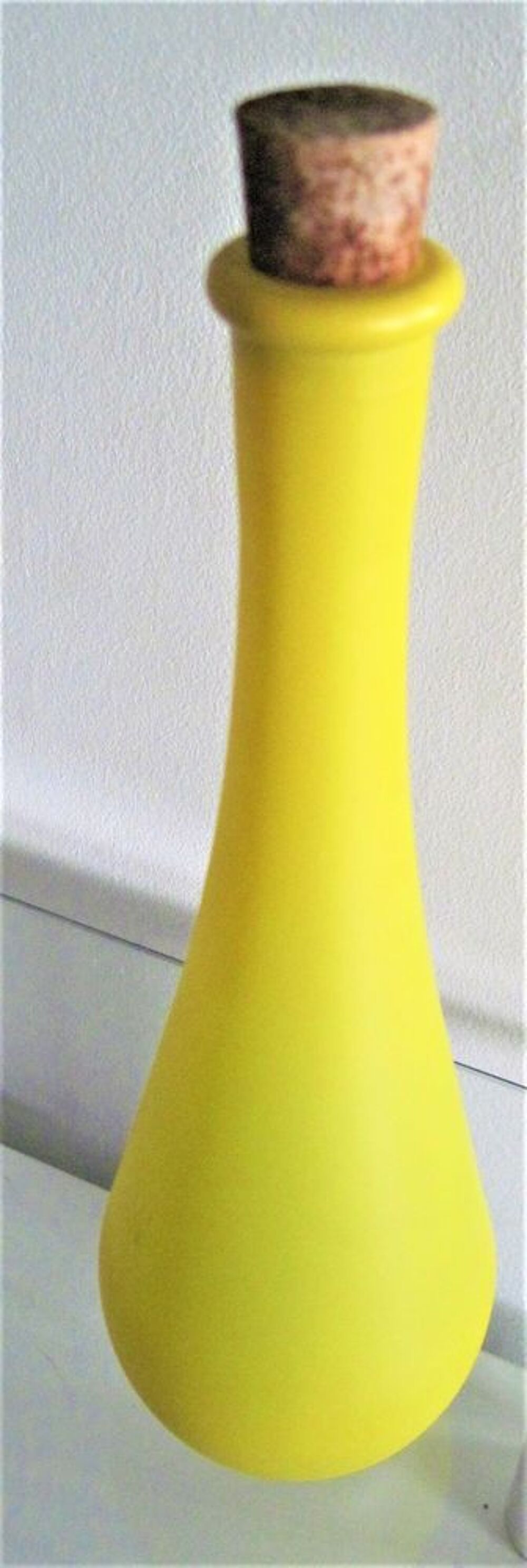 Grande fiole jaune 25 cm avec bouchon, comme neuve Dcoration