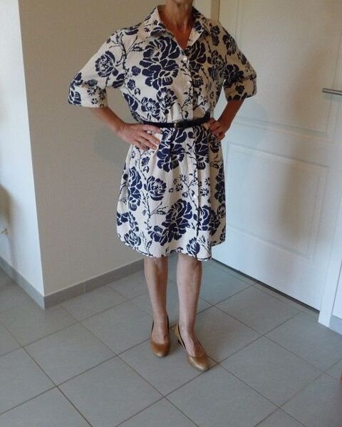 Robe ivoire fleurs stylisées marines ZARA taille 38-40 40 Celles-sur-Belle (79)