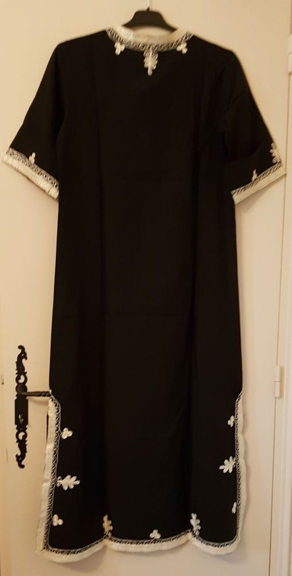 Robe d'int&eacute;rieur djellaba noire brod&eacute;e NEUVE Vtements