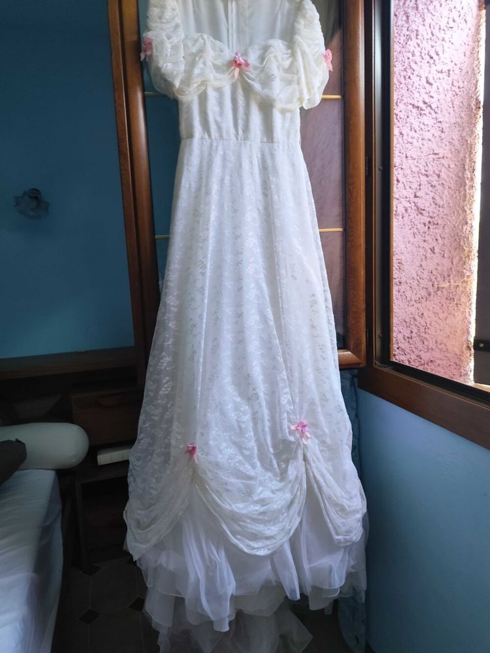 robe de mari&eacute;e avec ses accessoires Décoration
