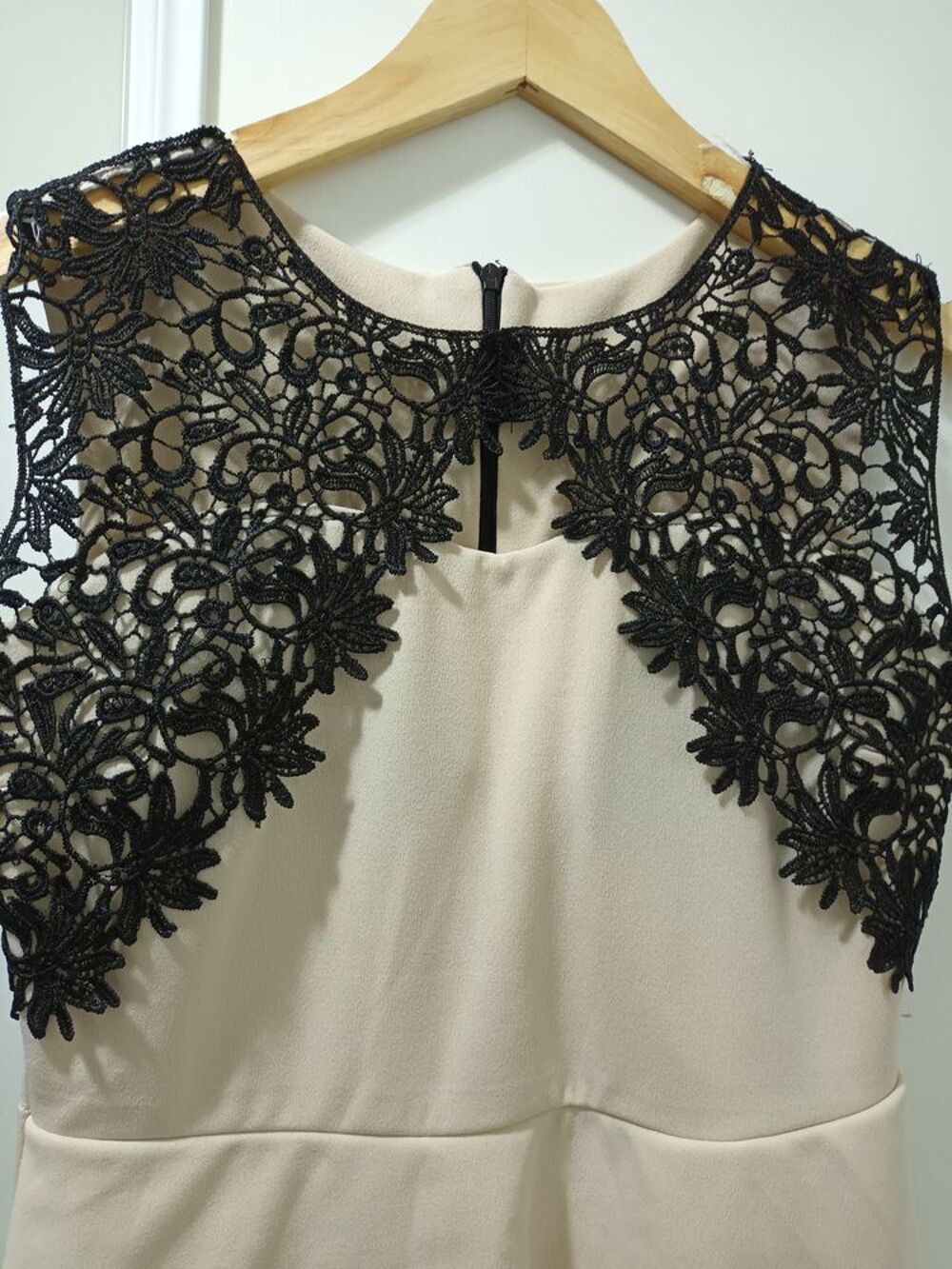 Robe beige NEUF avec dentelle noir Vêtements