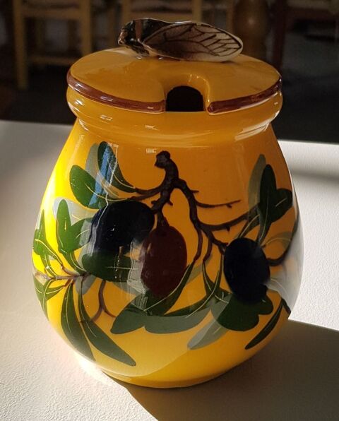 Pot provenal sign Berty ? Faencerie Saint Jean du Dsert 25 Oraison (04)