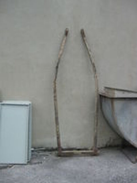   Ancienne limonière bois mulets ou ânes 