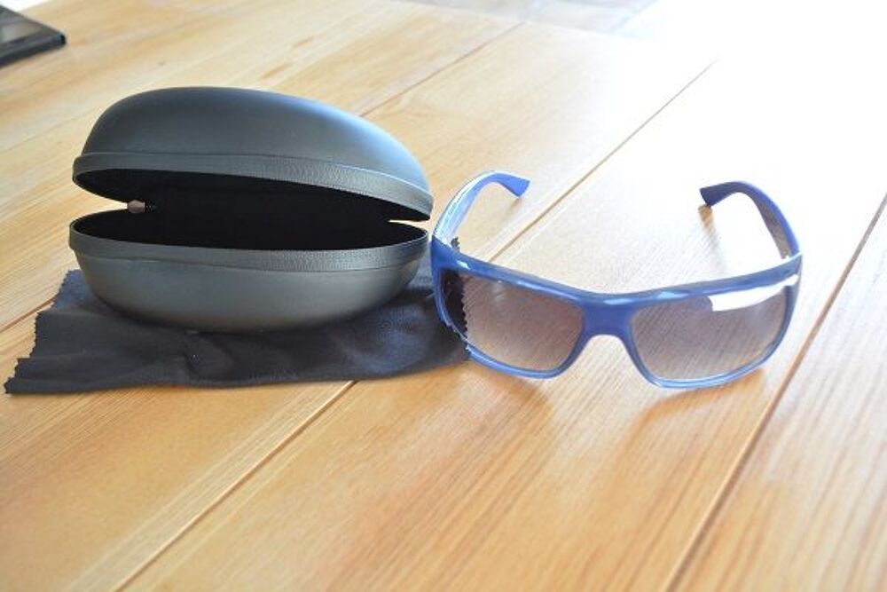 lunettes de soleil Emporio Armani bleue Bijoux et montres