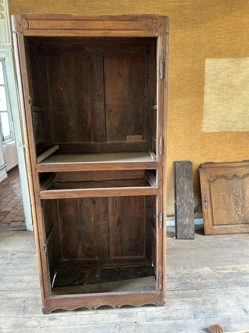 ancien bahut , fromager, garde manger, homme debout Meubles