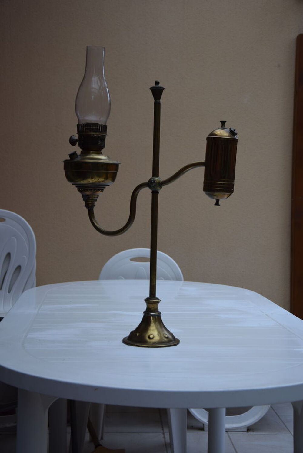 lampe &agrave; p&eacute;trole ancienne. 