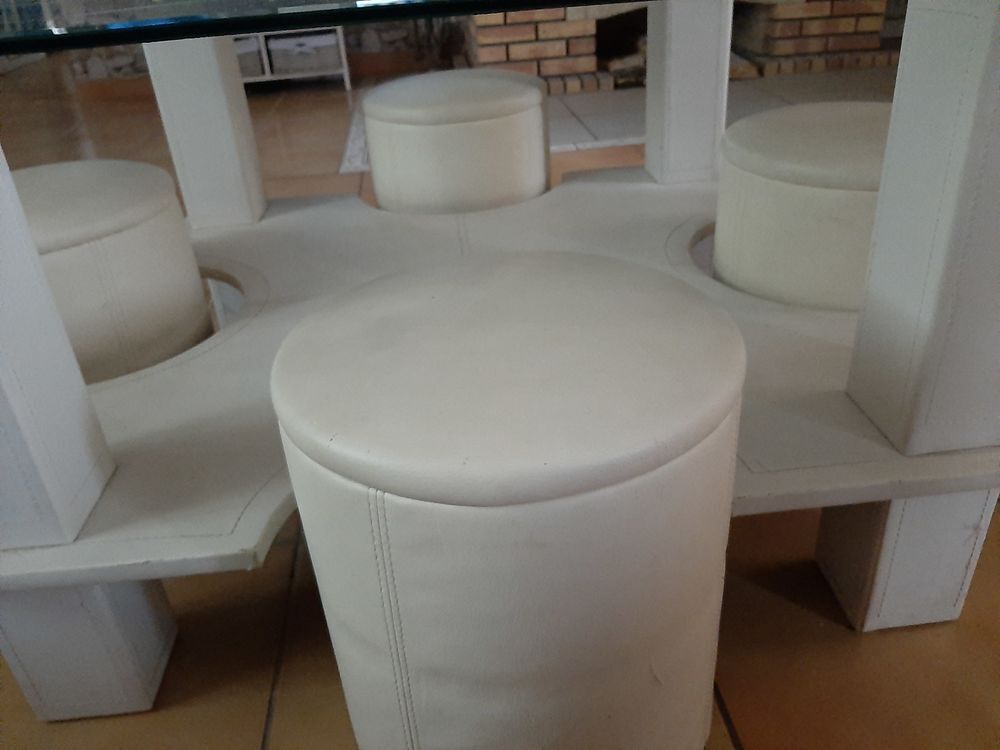 table basse moderne blanche avec plateau en verre et 4 poufs Meubles