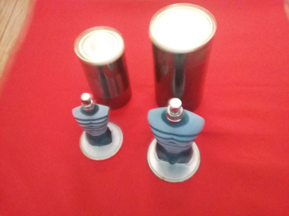 2 flacons de parfums vides 