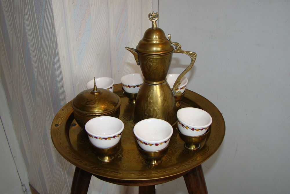 Service &agrave; caf&eacute; oriental en laiton vintage ann&eacute;es 1970 Décoration