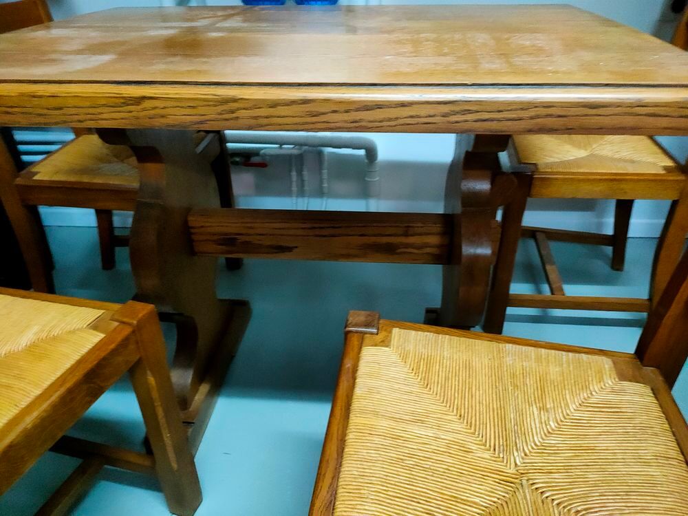 MEUBLES
Salle &agrave; manger
Table de cuisine
Armoire merisier. Meubles