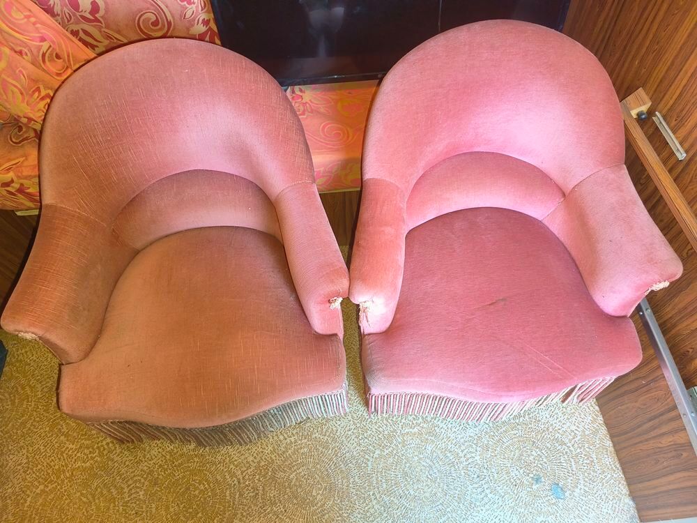 Anciens fauteuils crapaud en velours rose. Meubles