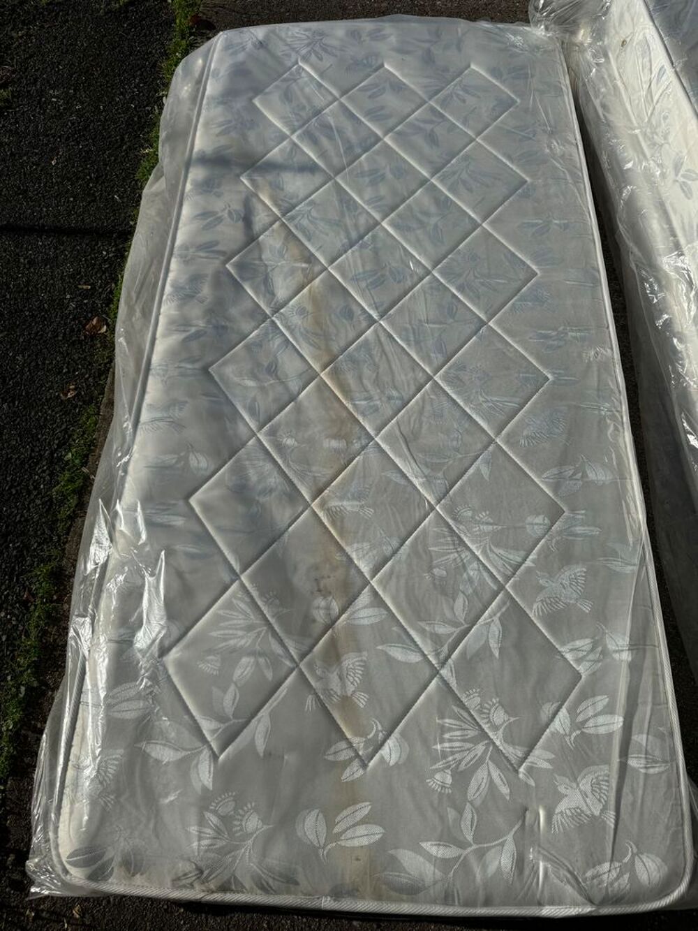 2 matelas et 2 sommiers Meubles