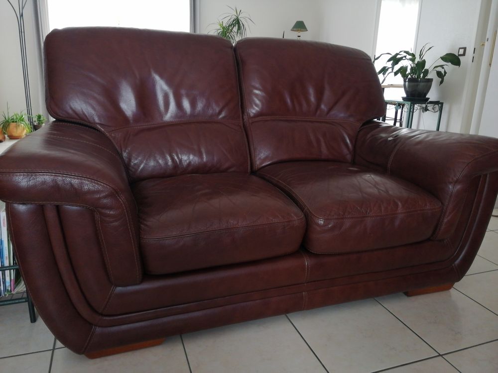 DEUX CANAPES CUIR Meubles