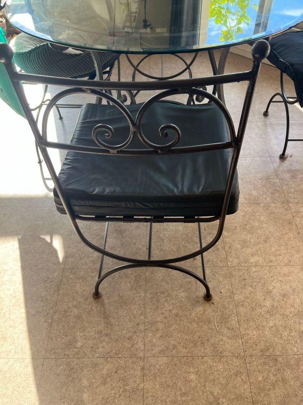 table fer forg&eacute; avec 4 chaises Meubles