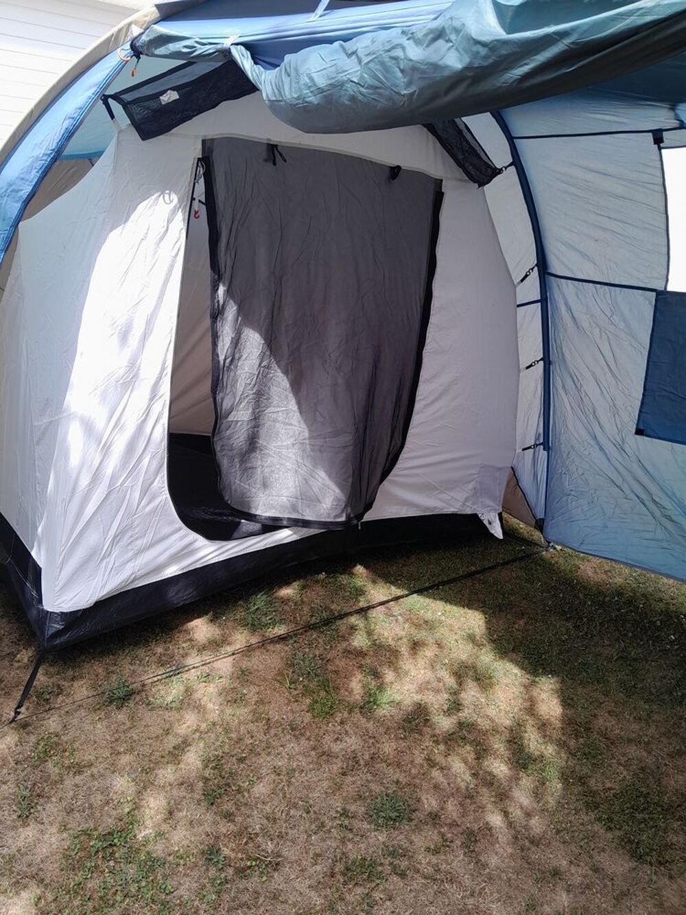 Tente de camping Quechua bleu/gris 4 places deux chambres Jardin