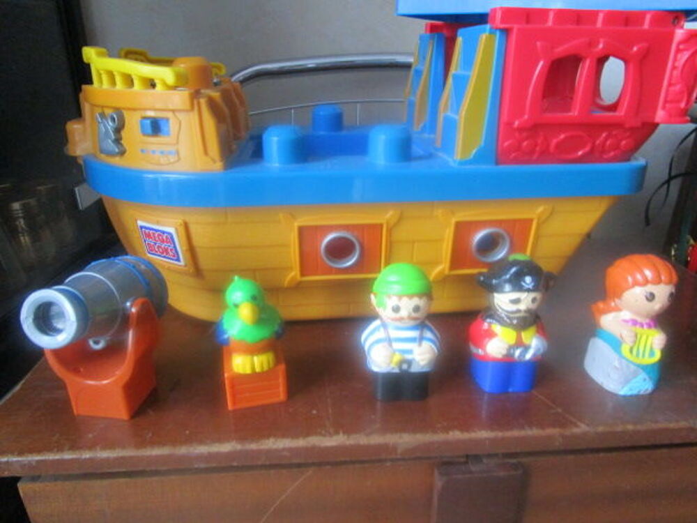 MEGA BLOKS - BATEAU PIRATE 
et 5 sujets 
Jeux / jouets