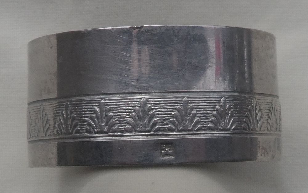 Rond de serviette ancien en m&eacute;tal argent&eacute; avec poin&ccedil;on
Cuisine