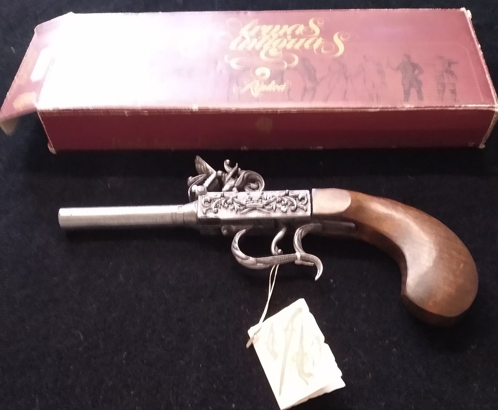 Tr&egrave;s belle r&eacute;plique ancienne de pistolet &agrave; silex. 