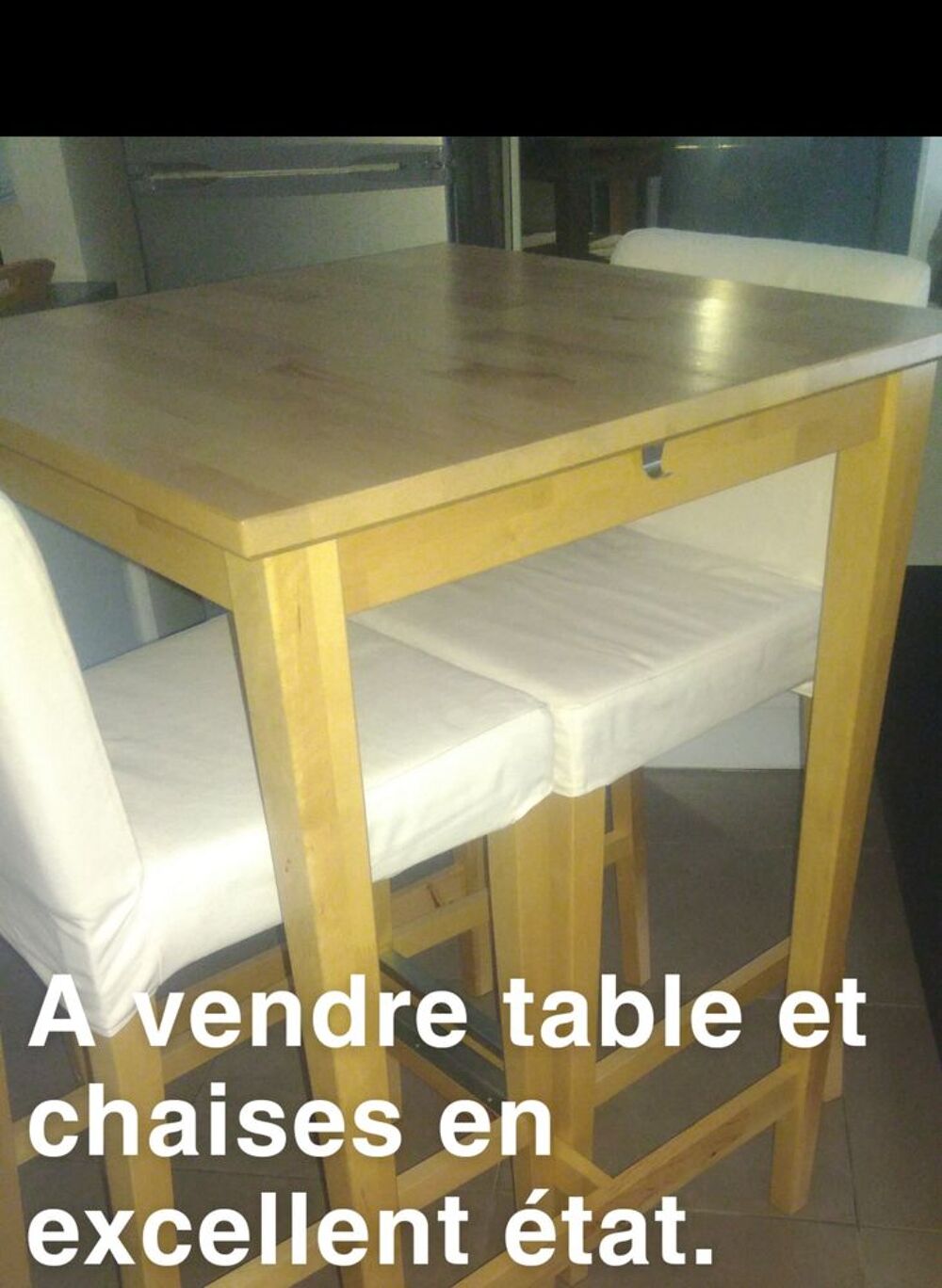 Table et chaises en excellent &eacute;tat. Meubles