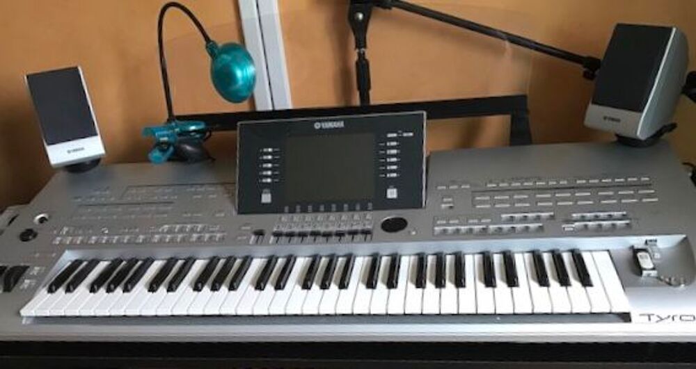 Yamaha TYROS 3 avec caisson de basse et 2 enceintes st&eacute;r&eacute;o Instruments de musique