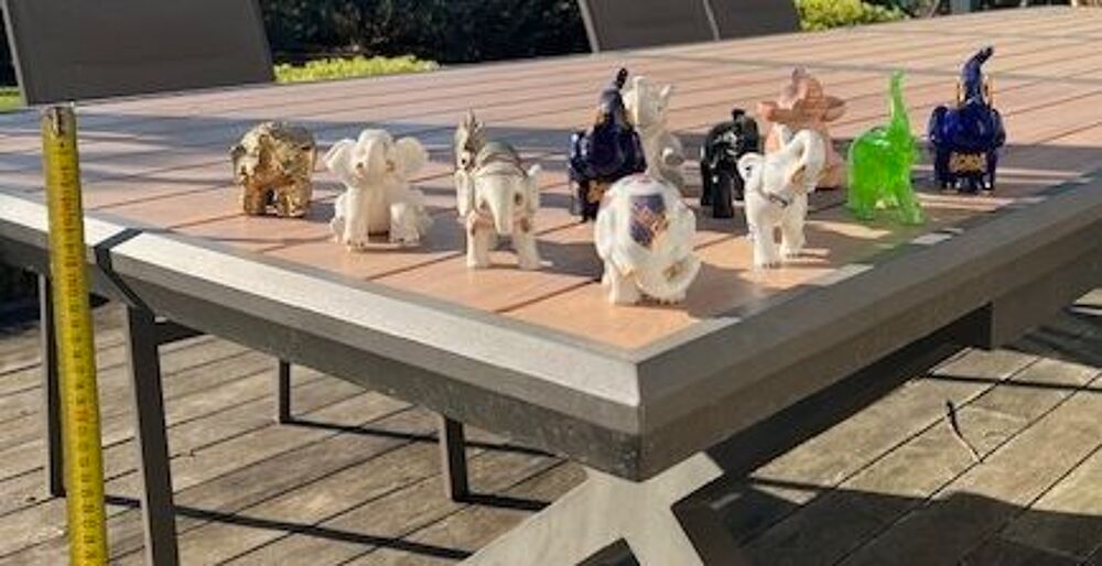 Collection de 12 bibelots figurant des &eacute;l&eacute;phants : 10 en por 