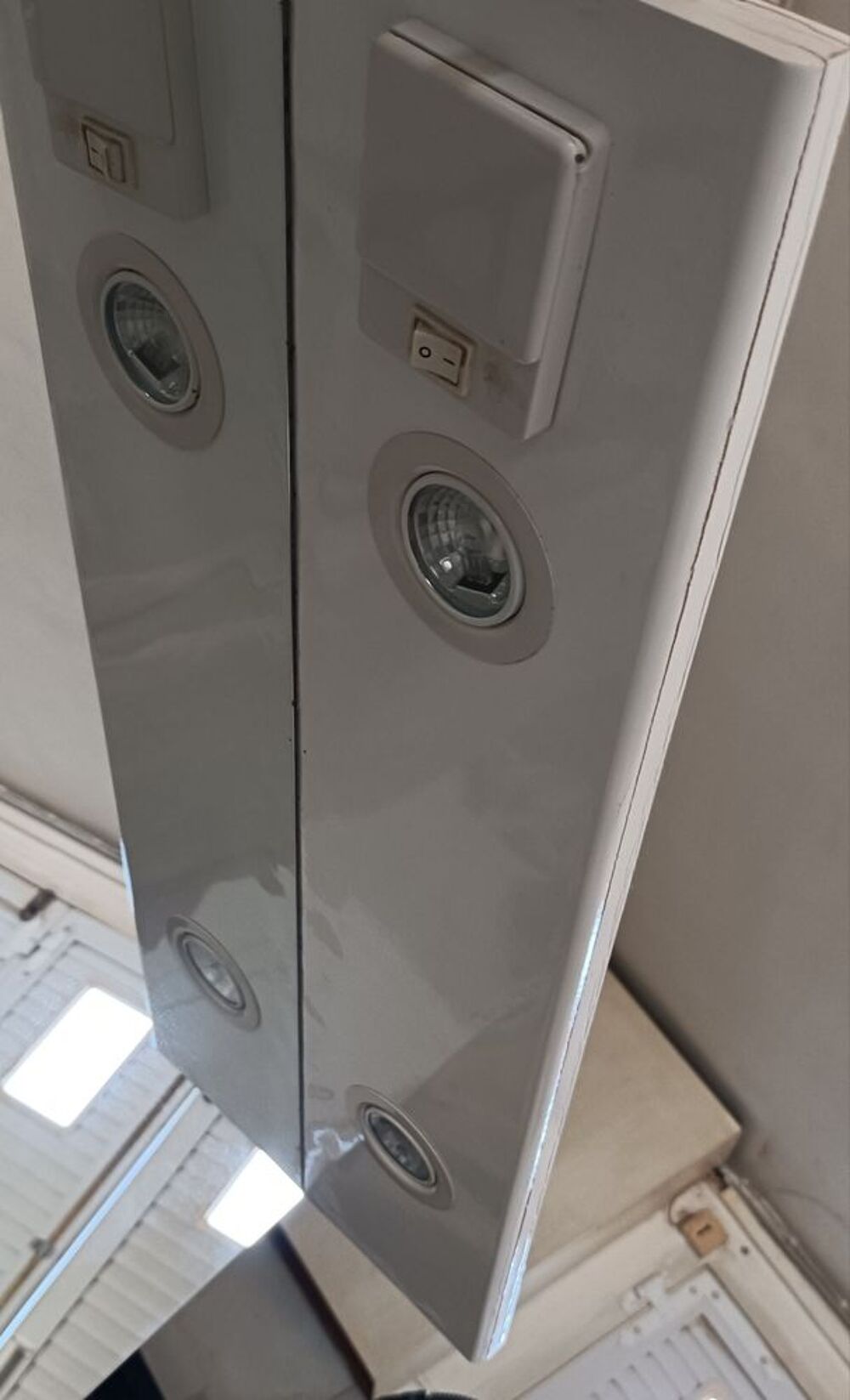 Grand miroir S/ de bains avec prise &eacute;lectrique Meubles