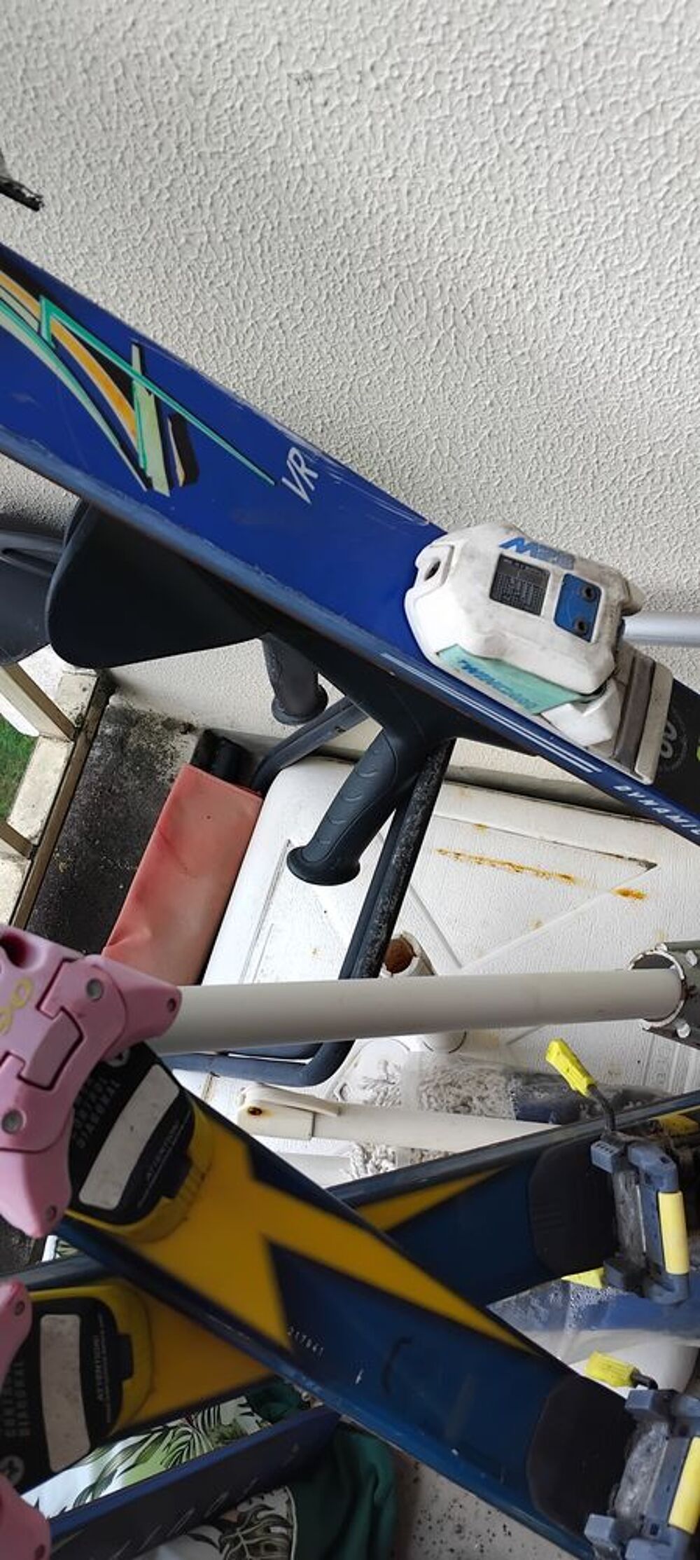 deux paires de skis Sports