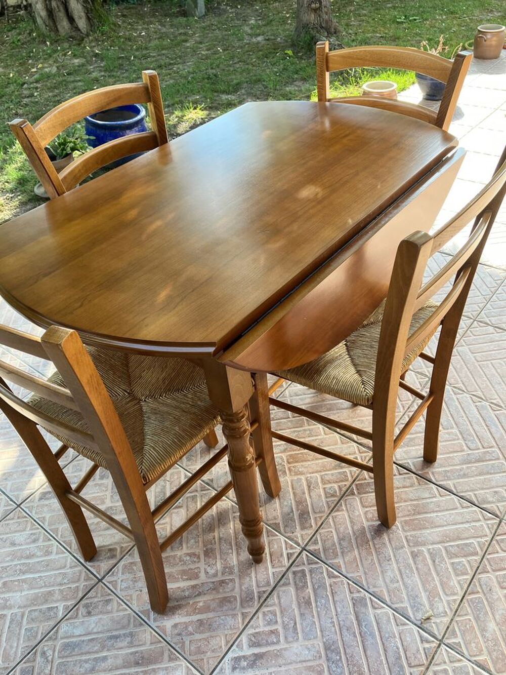 Table ronde et 4 chaises Meubles
