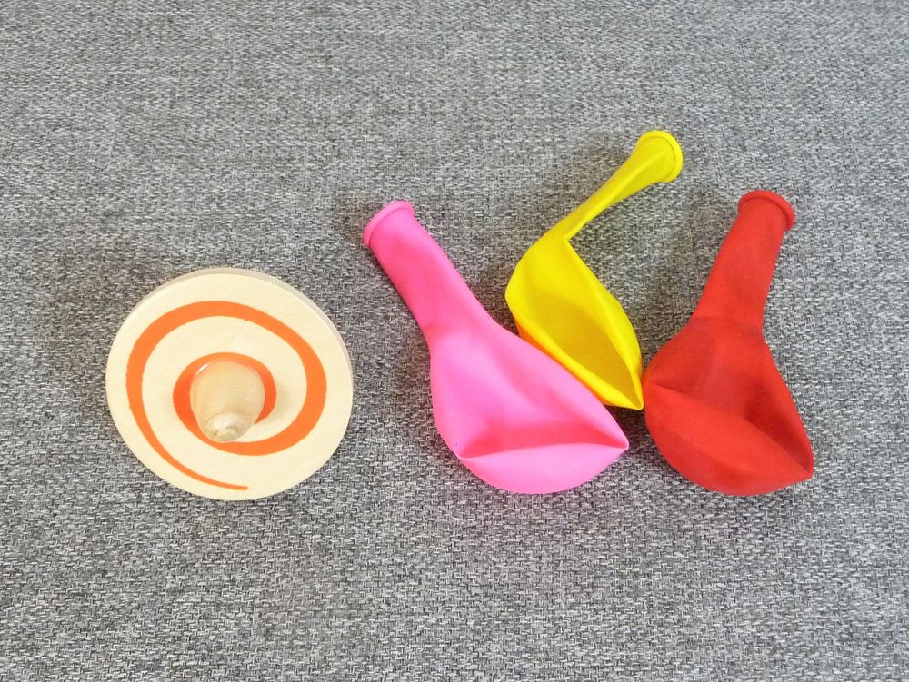 Toupie en Bois Beige &agrave; Motifs Bleu et Orange avec 3 ballons Jeux / jouets
