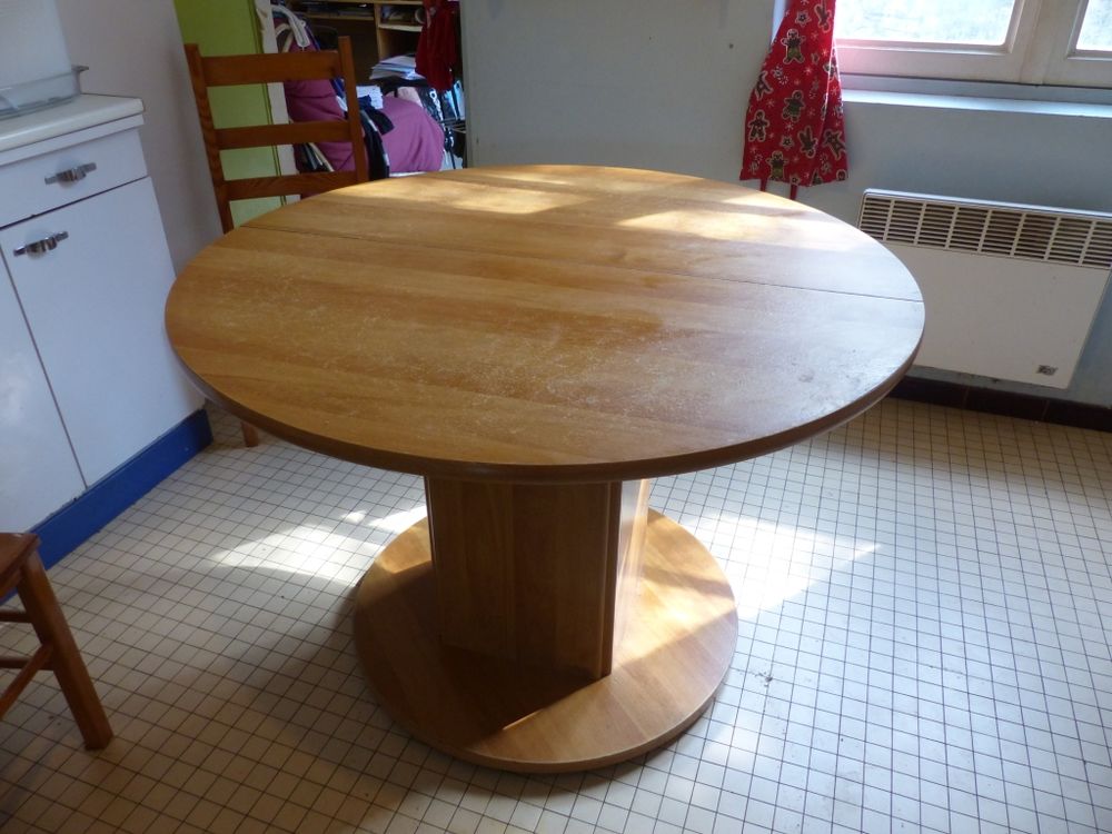Table en bois avec rallonge.
Meubles