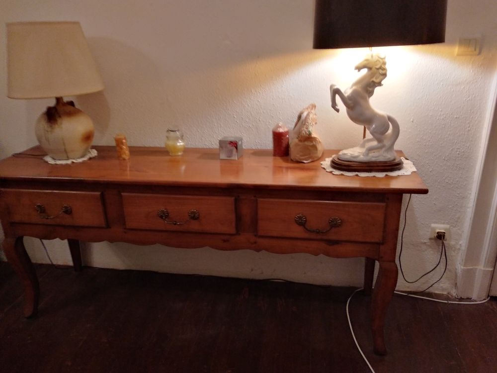 DE MEUBLES EN BOIS MASSIF D'UN SALON Meubles