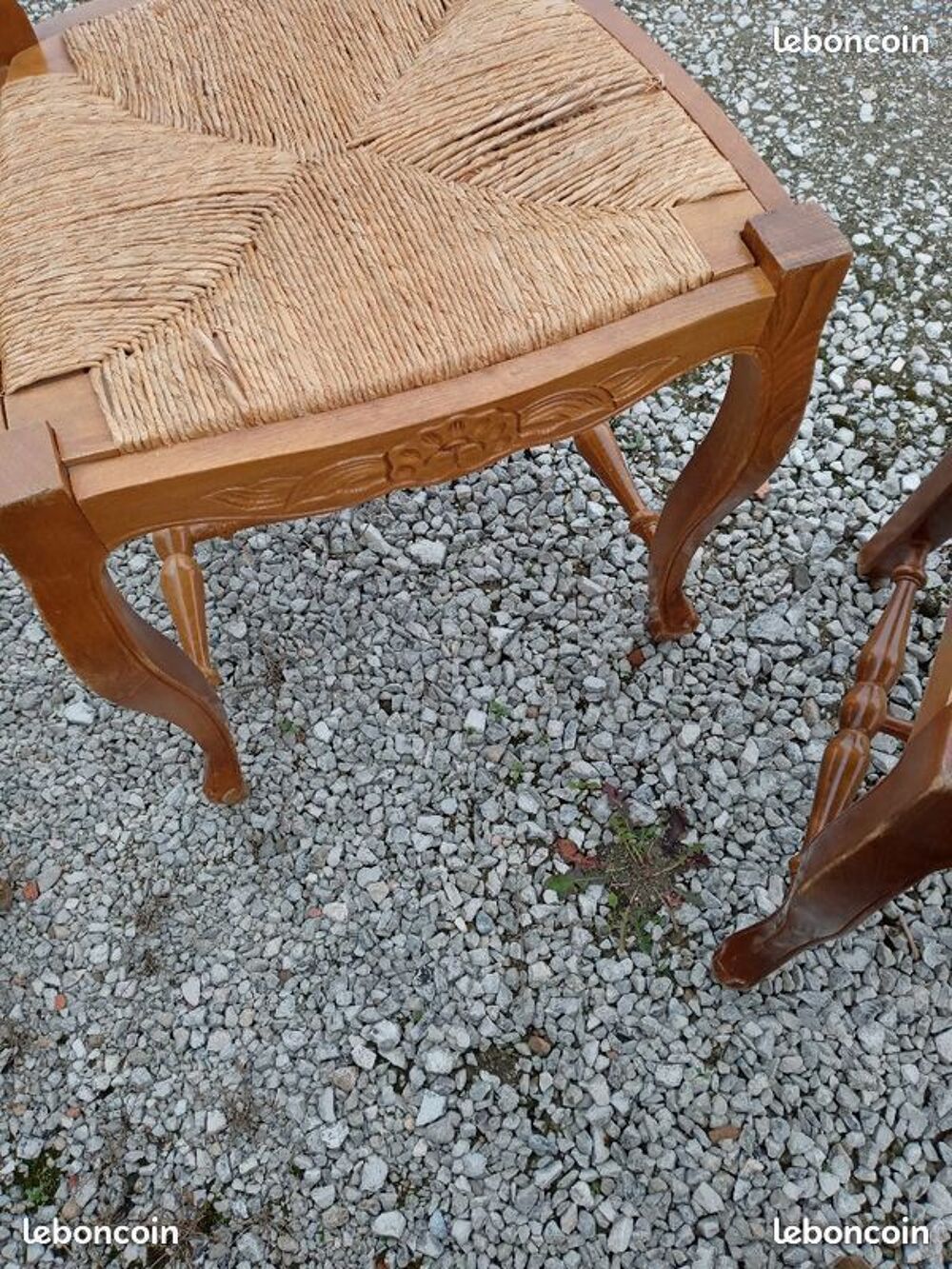 4 chaises un peu anciennes Meubles
