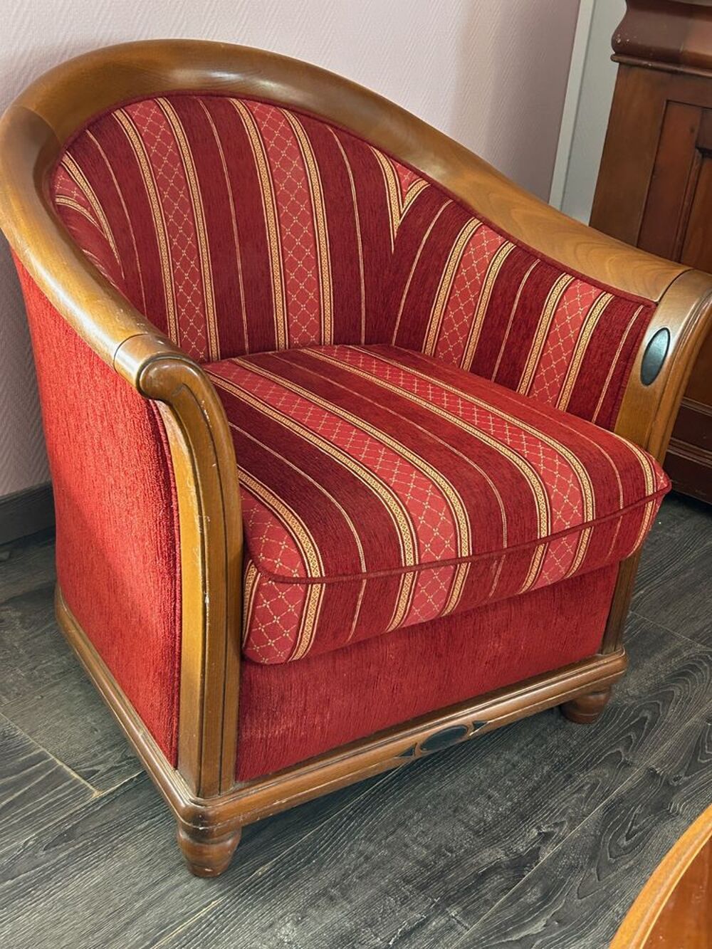 2 fauteuils 1 canap&eacute; 1 pouf 1table basse Meubles