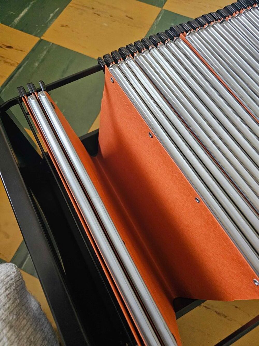 Meuble &agrave; roulettes, deux tiroirs et un grand tiroir pour ranger des documents Meubles