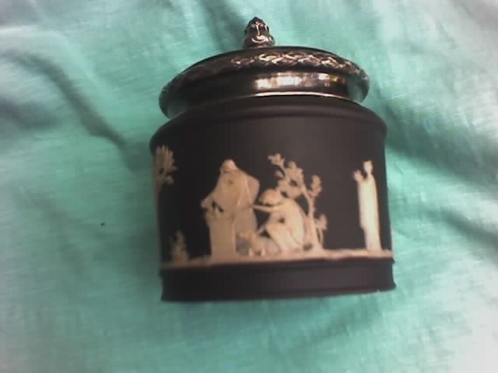 Bo&icirc;te antique en jasperware du 19 si&egrave;cle, marque Wedgwood 