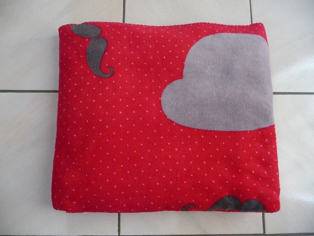Couverture Plaid rouge rose avec motifs chapeaux et moustach Décoration