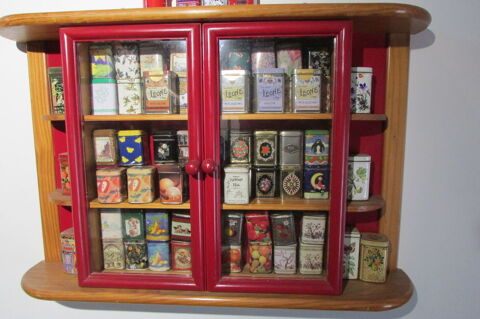 Collection de boites � th� en m�tal publicitaires , �tag�res 420 Paris 1 (75)