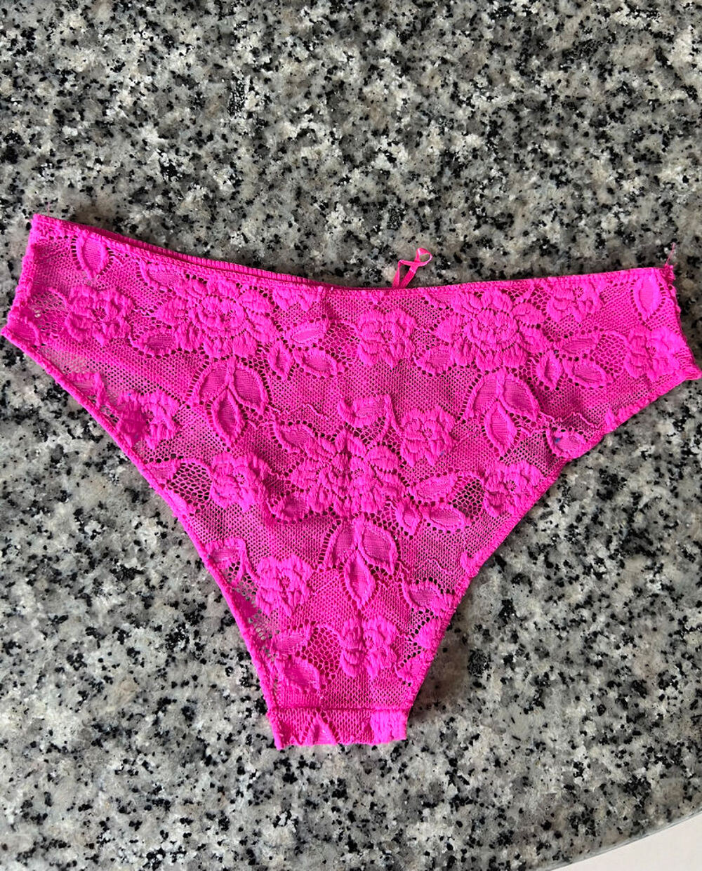 Culotte fuchsia dentelle taille XS/S. Neuve jamais port&eacute;e Vêtements