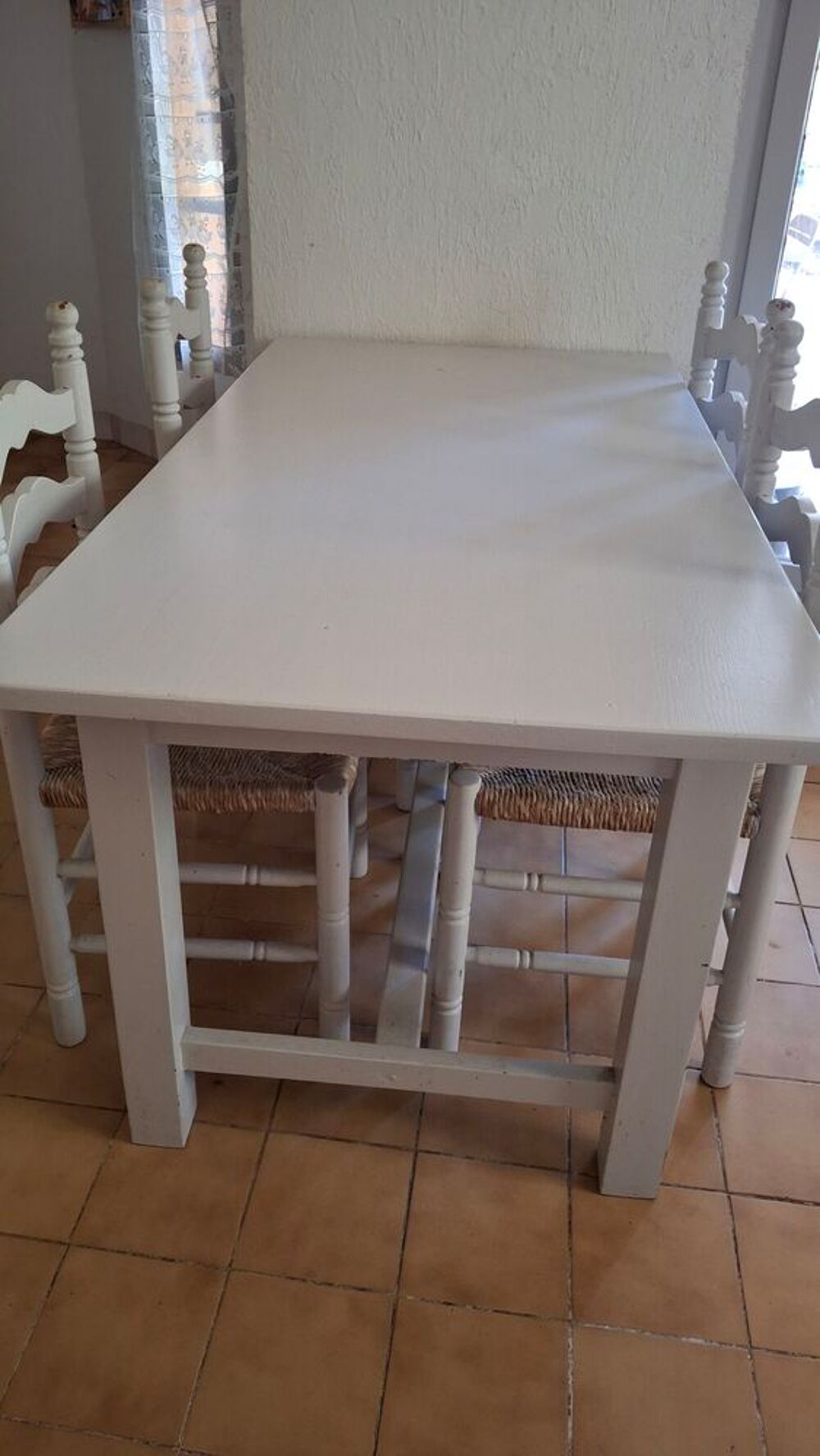 Table en pin massif avec ses 4 chaises Meubles