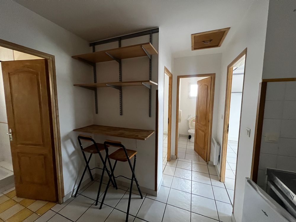   Entrepôt de 236 m² avec bureaux et 4 places de parking Merville