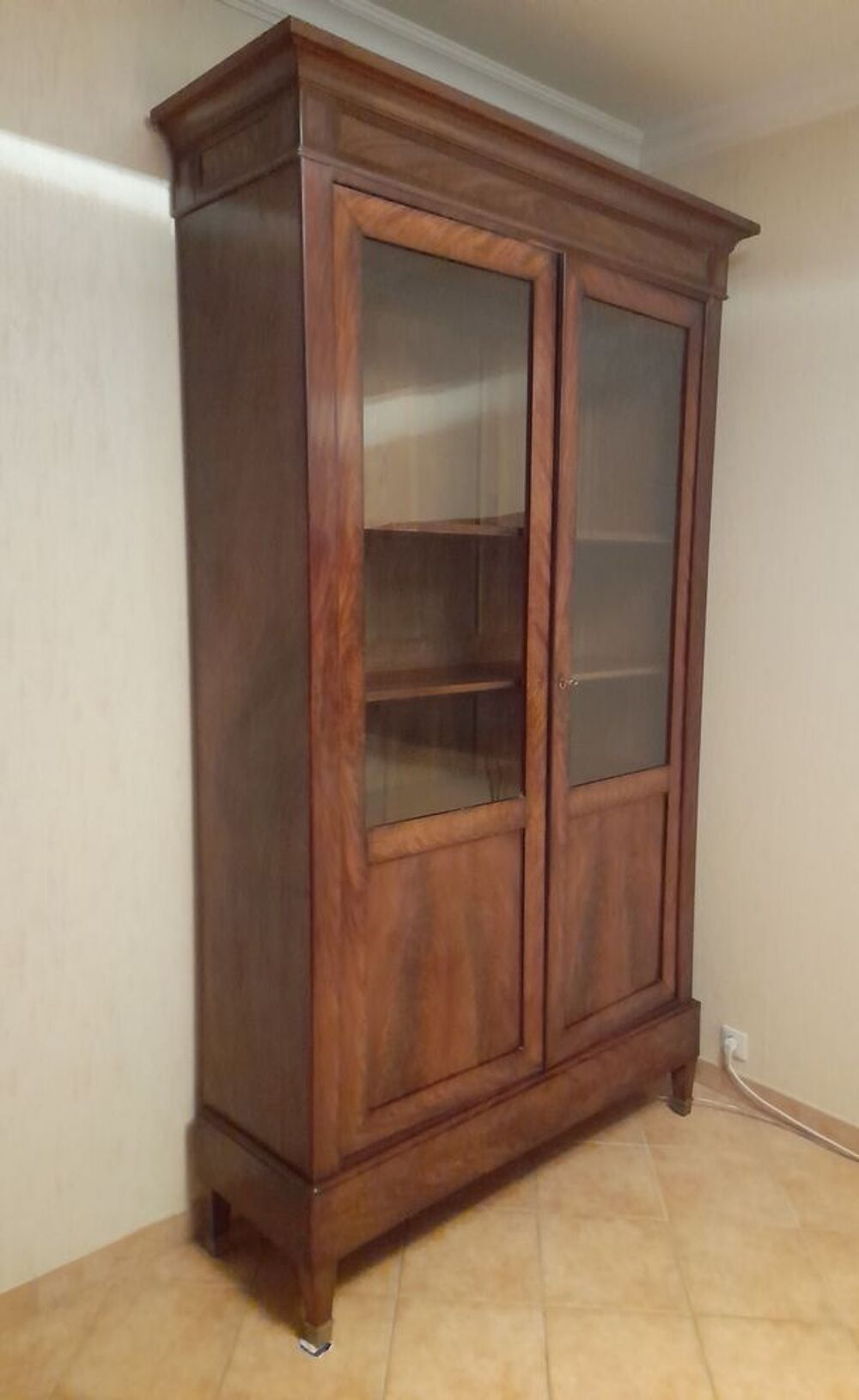 meuble vitrine en acajou avec 5 tablettes Meubles