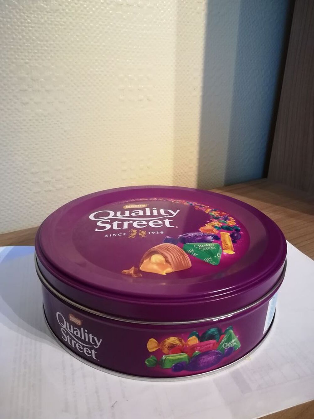 BOITE EN FER RONDE / QUALITY STREET 
Décoration