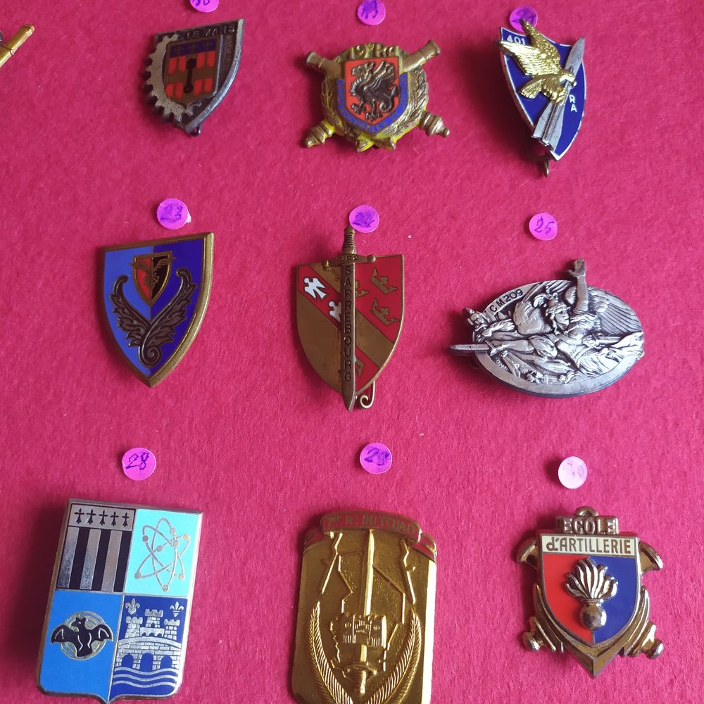 lot de 29 insignes militaires anciens avec attaches 
