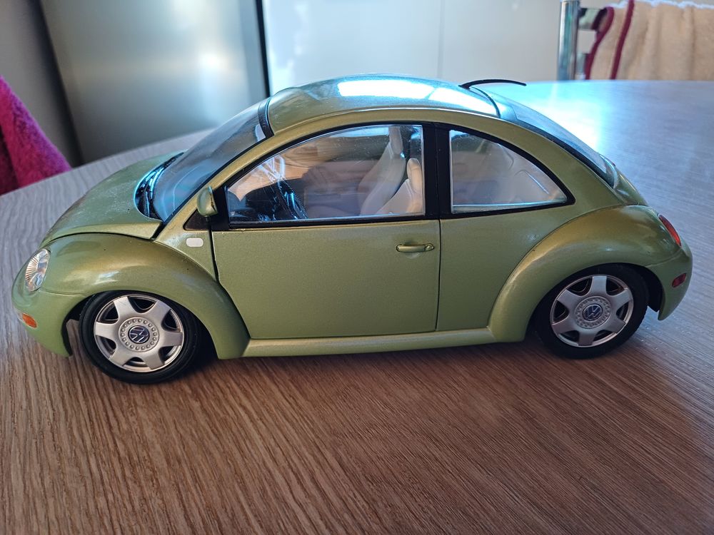 Wolkswagen new bettle 1999 1/18eme marque solido en metal 