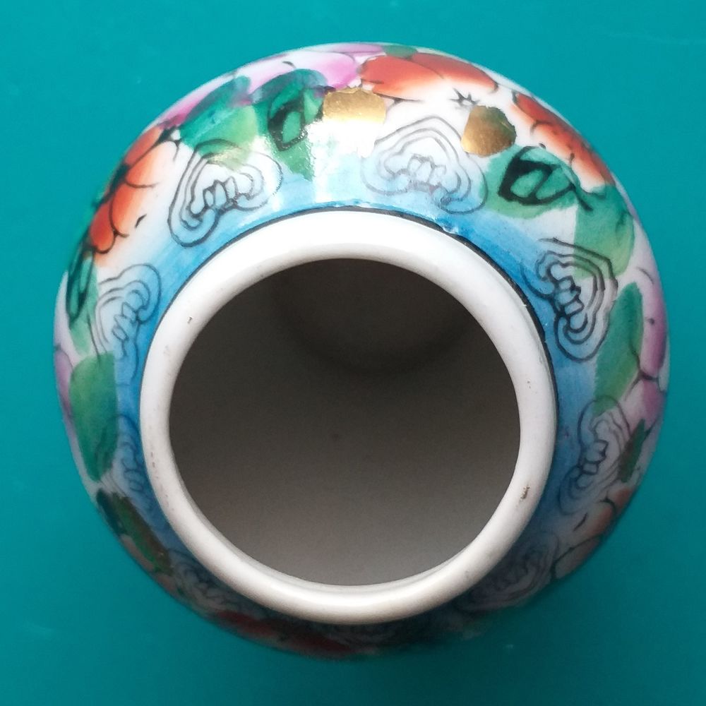Petit vase tr&egrave;s fleuri en c&eacute;ramique Hauteur 9 cm Décoration